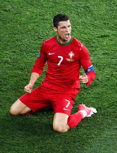 慎入，尼日利亚超比赛中一球员被对方球迷冲进场内割喉