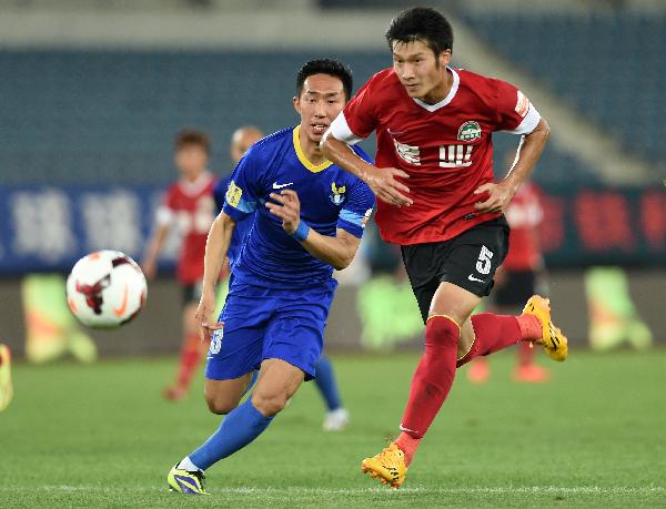 杨瀚森NBA生涯首次首发，被打到面部痛苦倒地，裁判未及时吹停比赛引争议