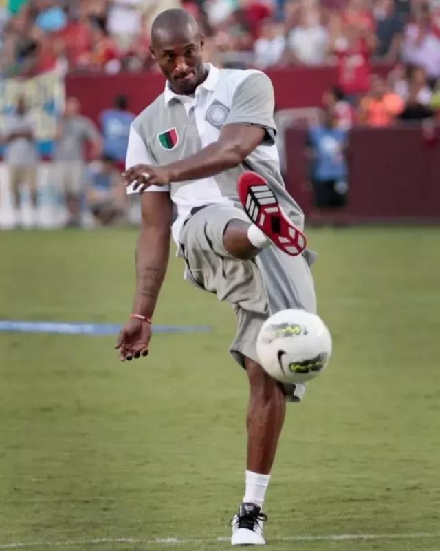 杜兰特空接暴扣，全场掌声雷动