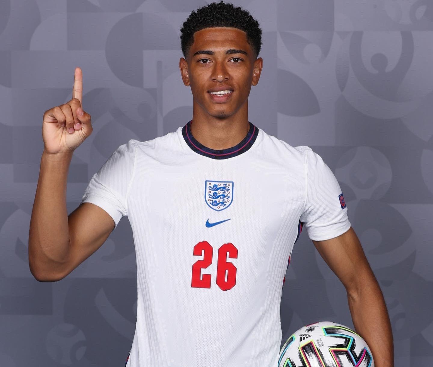 英超战报：B费2射1传，姆伯莫破门，曼联4-1狼队（英超快讯：B费梅开二度并送助攻，姆伯莫破门，曼联4-1击败狼队）