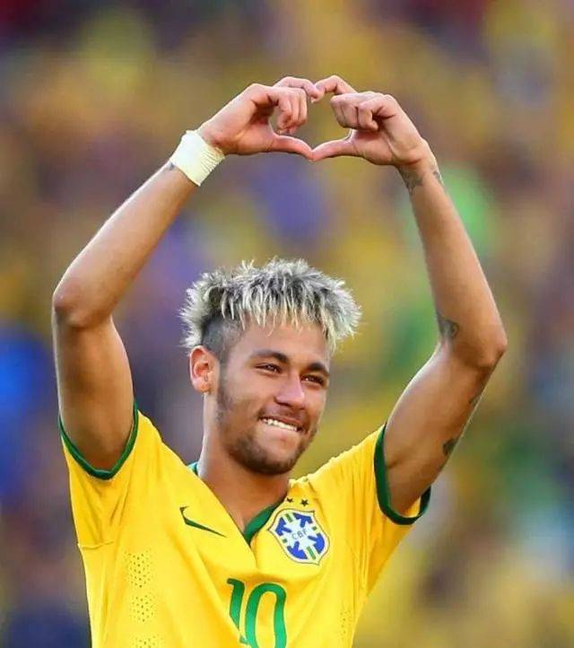 凯尔特人小球迷和远道而来的瑞士年轻人球迷互动