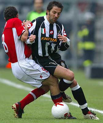 姆巴佩西甲第15轮狂轰3球，助皇马3-0胜毕巴，状态惊人，成为当世足坛第一人。（西甲第15轮，姆巴佩帽子戏法助皇马3-0毕巴，状态惊艳，直指当今足坛第一人）