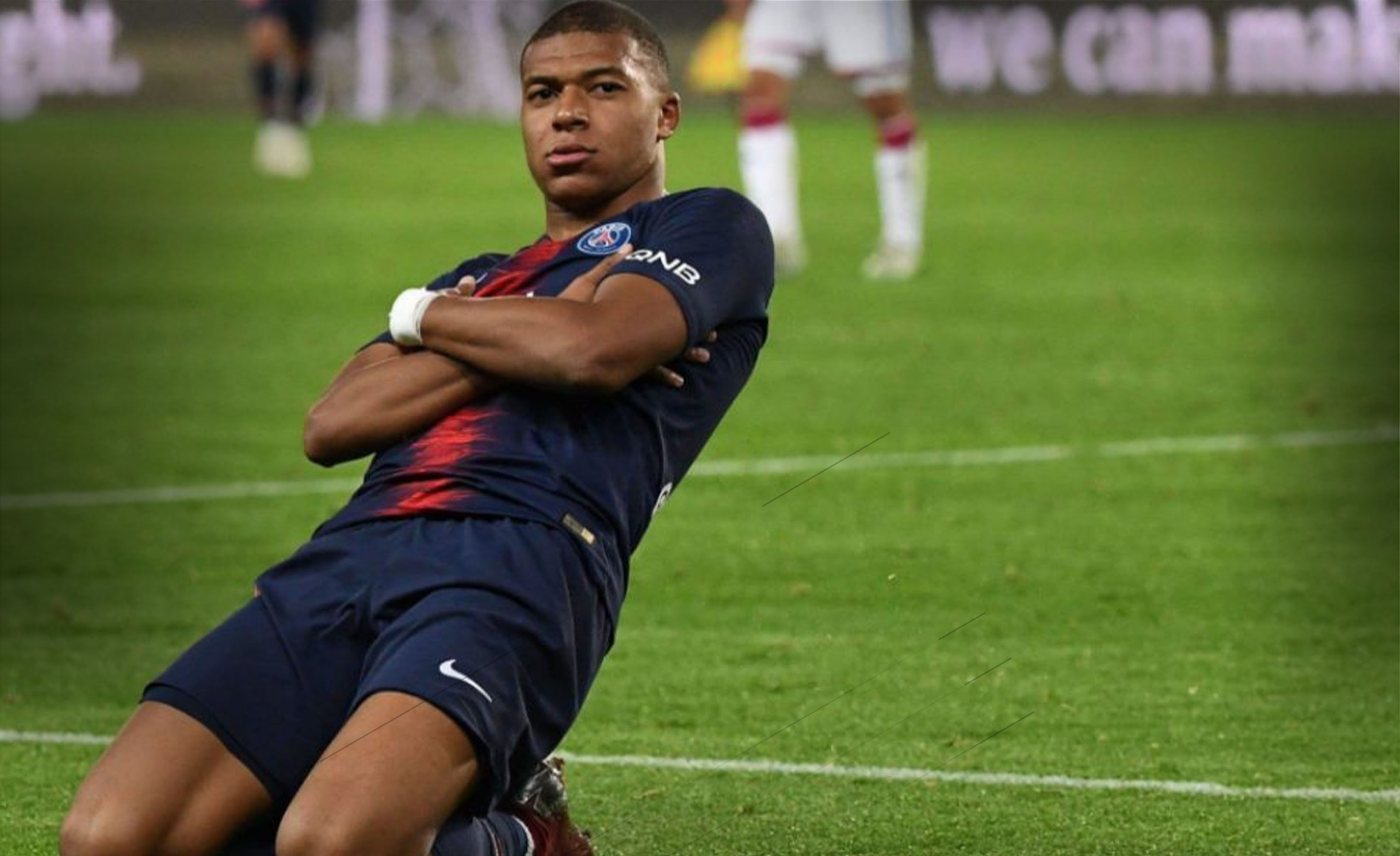 经典回顾：3年前的今天！阿根廷击败法国捧杯，梅西首获世界杯（三年前的今天：阿根廷力克法国加冕，梅西收获生涯首座世界杯）