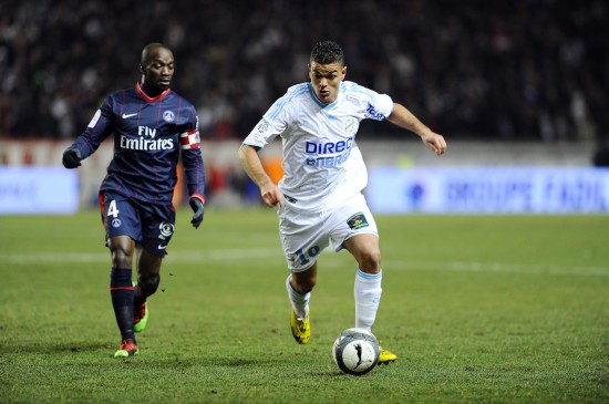 惊险一幕，马竞女足球员梅迪纳头部被膝盖撞到后失去意识