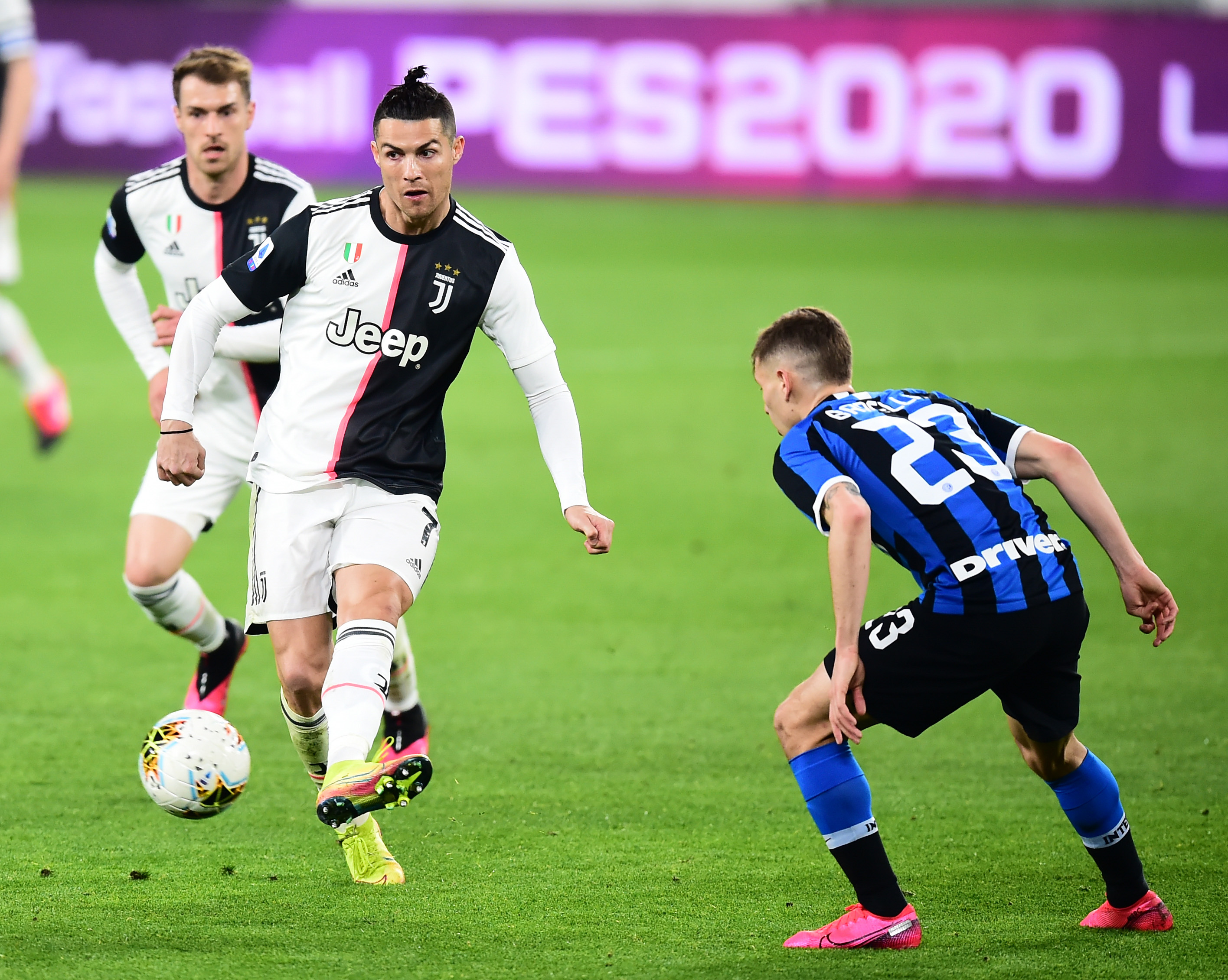 这脚任意球让门将都愣住了